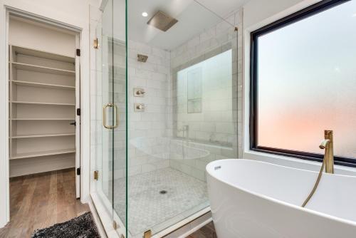 Modern Atlanta Home with Balcony 2 Mi to Downtown! in Old Fourth Ward