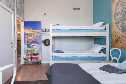 1 queen bed, 1 bunk bed