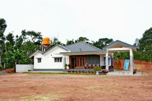 Chimneys Homestay - Full House, Near to Falls & Trek