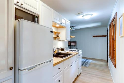 Cozy Blairsville Studio with Deck 15 Yards to Lake! in Blairsville, USA