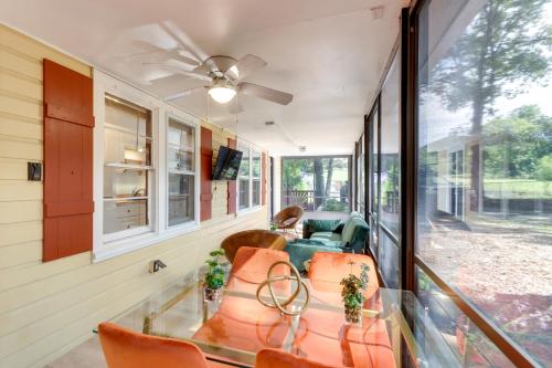 Cozy Blairsville Studio with Deck 15 Yards to Lake! in Blairsville, USA