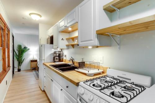 Cozy Blairsville Studio with Deck 15 Yards to Lake! in Blairsville, USA