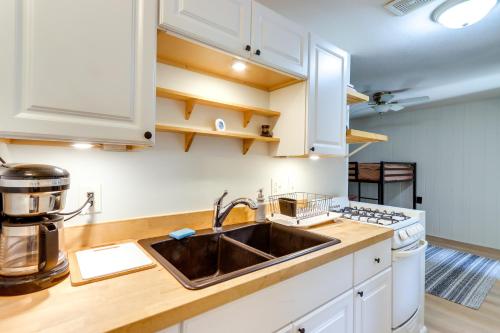 Cozy Blairsville Studio with Deck 15 Yards to Lake! in Blairsville, USA