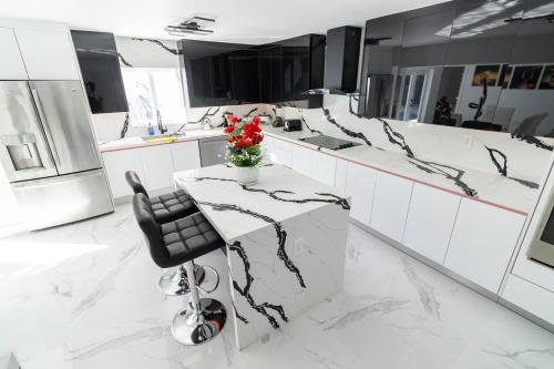 Kitchen, Spacious Miami Home Heated Pool BBQ L35 in Westwood Lakes