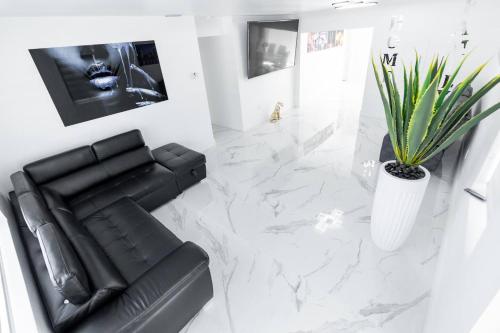 Shared lounge/TV area, Spacious Miami Home Heated Pool BBQ L35 in Westwood Lakes