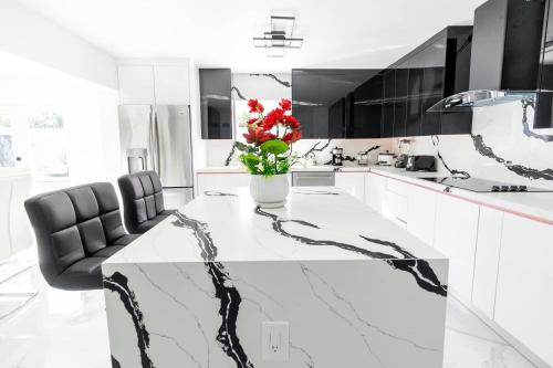 Kitchen, Spacious Miami Home Heated Pool BBQ L35 in Westwood Lakes