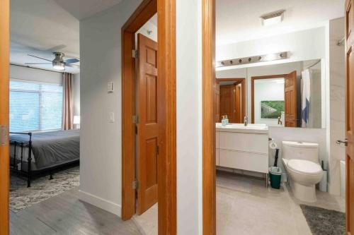 Updated Townhouse in Village. Pool/Hot Tub/Parking in Whistler, Canada
