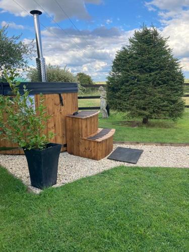 Cotswold shepherd hut with hot tub and sauna Dog friendly