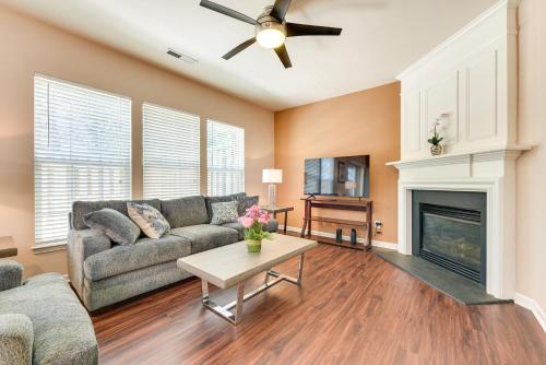 Charlotte Townhome with Deck 18 Mi to Downtown! in Charlotte, USA