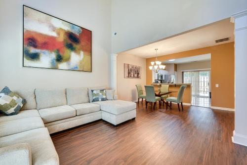 Charlotte Townhome with Deck 18 Mi to Downtown! in Charlotte, USA