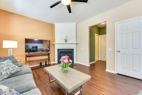 Charlotte Townhome with Deck 18 Mi to Downtown! in Charlotte, USA