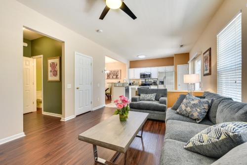 Charlotte Townhome with Deck 18 Mi to Downtown! in Charlotte, USA