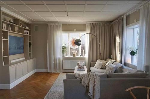 Central sommardröm Visby(AC,Jacuzzi, Bastu,Elbil) (Central sommardrom Visby(AC,Jacuzzi, Bastu,Elbil)) in 이스트 비스뷔