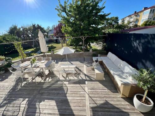 Central sommardröm Visby(AC,Jacuzzi, Bastu,Elbil) (Central sommardrom Visby(AC,Jacuzzi, Bastu,Elbil)) in 이스트 비스뷔