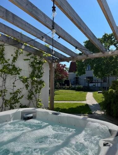 Central sommardröm Visby(AC,Jacuzzi, Bastu,Elbil) (Central sommardrom Visby(AC,Jacuzzi, Bastu,Elbil)) in 이스트 비스뷔