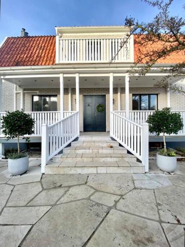 Central sommardröm Visby(AC,Jacuzzi, Bastu,Elbil) (Central sommardrom Visby(AC,Jacuzzi, Bastu,Elbil)) in 이스트 비스뷔