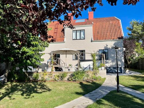 Central sommardröm Visby(AC,Jacuzzi, Bastu,Elbil) (Central sommardrom Visby(AC,Jacuzzi, Bastu,Elbil)) in 이스트 비스뷔