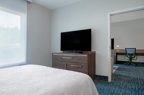 Queen Suite with Sofa Bed and Bath Tub - Mobility Accessible