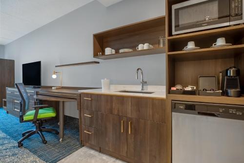 2 Queen Beds Suite with Sofa Bed - Non-Smoking