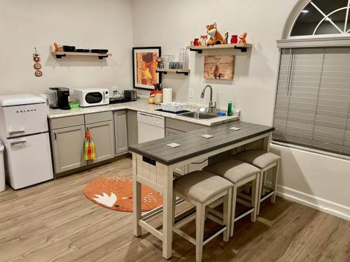 Foxs Den Hot Tub Bbq Queen Bed Sleeps 2 in Avanī (CA)