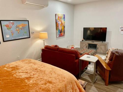Foxs Den Hot Tub Bbq Queen Bed Sleeps 2 in Avanī (CA)