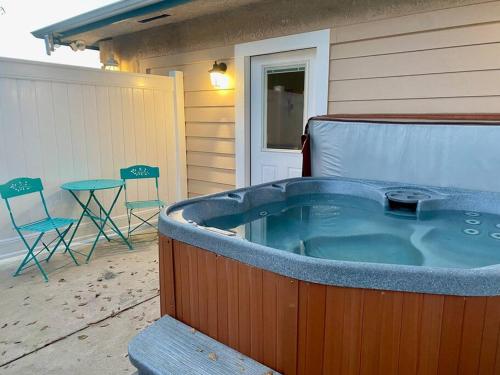 Foxs Den Hot Tub Bbq Queen Bed Sleeps 2 in Avanī (CA)
