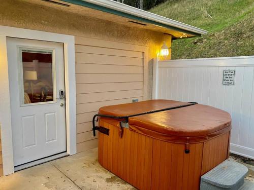Foxs Den Hot Tub Bbq Queen Bed Sleeps 2 in Avanī (CA)