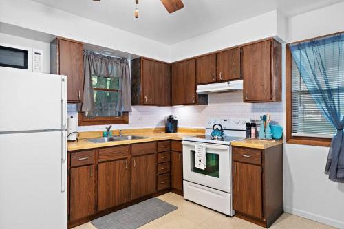 Balcony/Patio/ Fenced Yard /Beach/Park& Pet Allow in Chesterton, USA