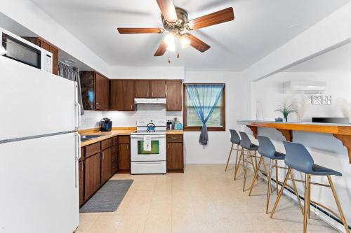 Balcony/Patio/ Fenced Yard /Beach/Park& Pet Allow in Chesterton, USA