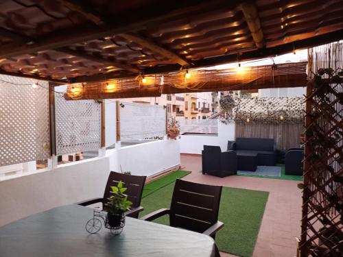 CENTER Santa Cruz, Alojamiento centrico con gran terraza, cocina , salon y banos, todo privado