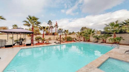 Affordable Vacation Resort with Pool, Hottub and Volleyball - 6480