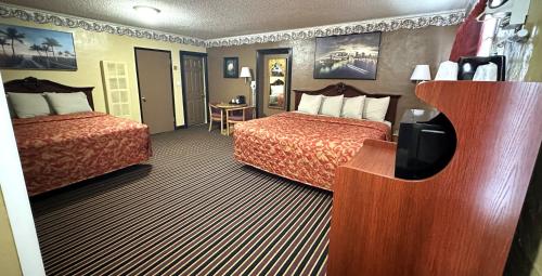 1 king bed, 1 queen bed