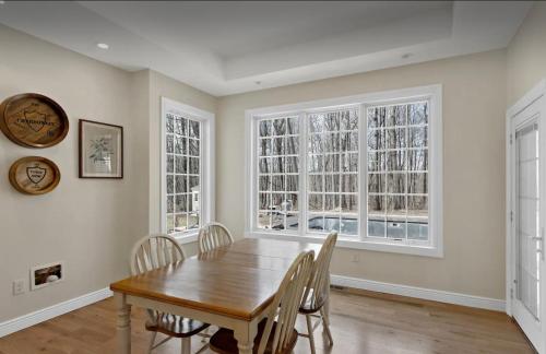 Custom Home & Located 20min to Downtown Saratoga Springs - Belmont Stakes in Schenectady, USA