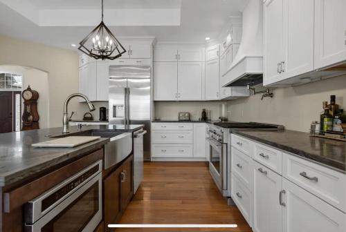 Custom Home & Located 20min to Downtown Saratoga Springs - Belmont Stakes in Schenectady, USA