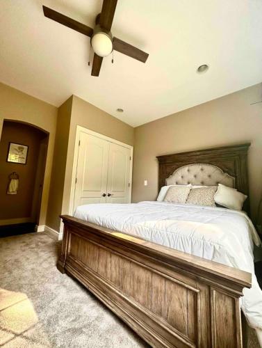 Custom Home & Located 20min to Downtown Saratoga Springs - Belmont Stakes in Schenectady, USA