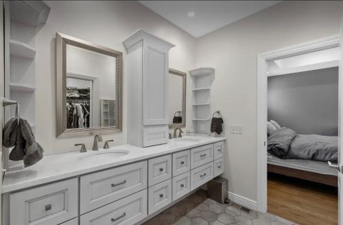 Custom Home & Located 20min to Downtown Saratoga Springs - Belmont Stakes in Schenectady, USA