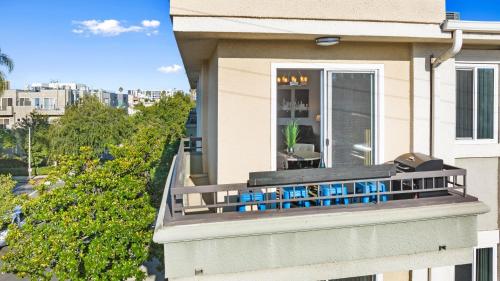 Beverly Hills Penthouse 2 BR Apt with Parking 407 in Los Angeles, USA
