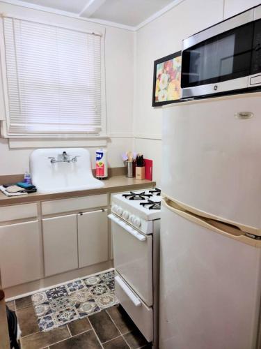 #06 - Lakeview Two Bedroom Cottage-Pet Friendly in Hot Springs, USA