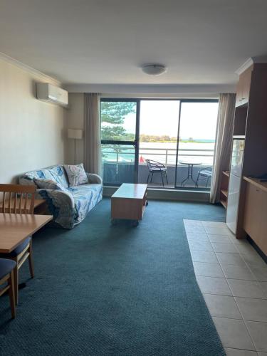 A-The Entrance Private Water Front 1 bedroom appartment at the Oaks photo 3