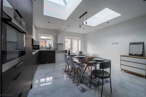 B&B Harrow - Modern 5 bed home in Ealing, free driveway parking, sleeps 8 - Bed and Breakfast Harrow