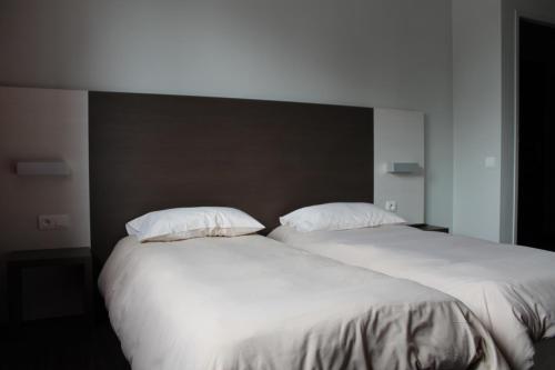 2 twin beds