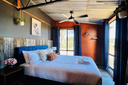 Sunstone - 2 Bed Eco Cabin - Kundalini Lodge in Grattai