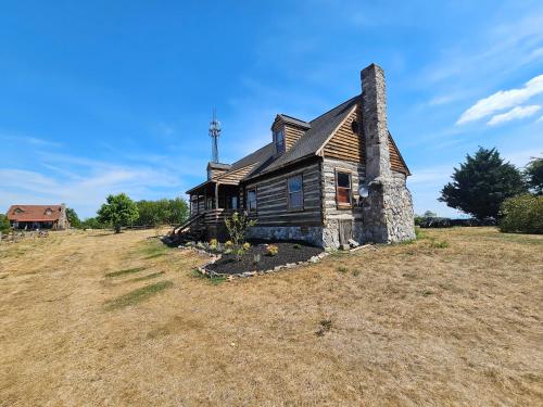 King Bed Farmhouse Valley Views – Winchester, VA