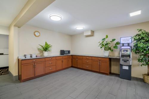 Americas Best Value Inn Fargo - image 9