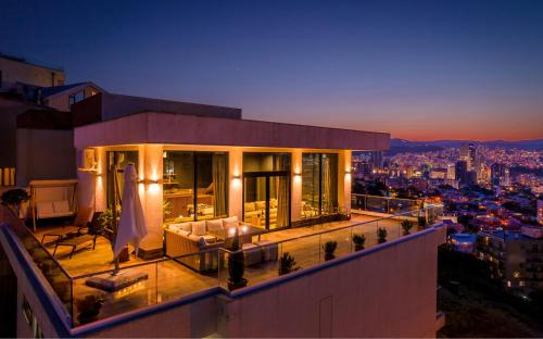 Entire House - Cityscape Retreat: The View