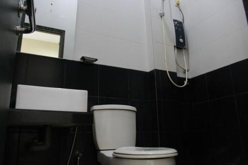 Bathroom, Capital O 90843 Suria Lahat Hotel in Lahat
