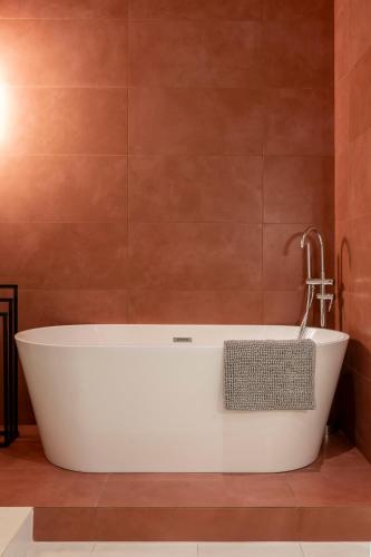 Luxurious Minimalist Residence with Sauna by Prestige Homes, Budapest (foto 10)