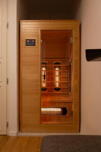Luxurious Minimalist Residence with Sauna by Prestige Homes, Budapest (foto 6)