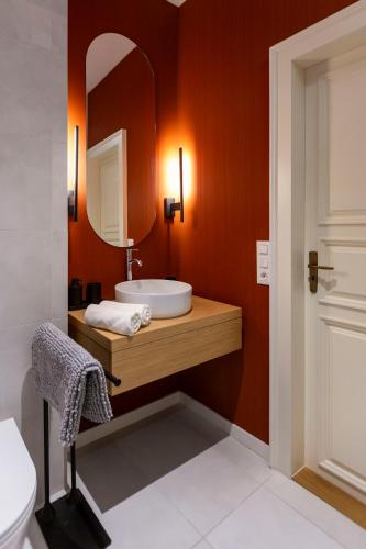 Luxurious Minimalist Residence with Sauna by Prestige Homes, Budapest (foto 9)