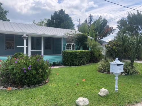 Classic Cottage w/Boat Parking! Steps to Sand! thumb 3